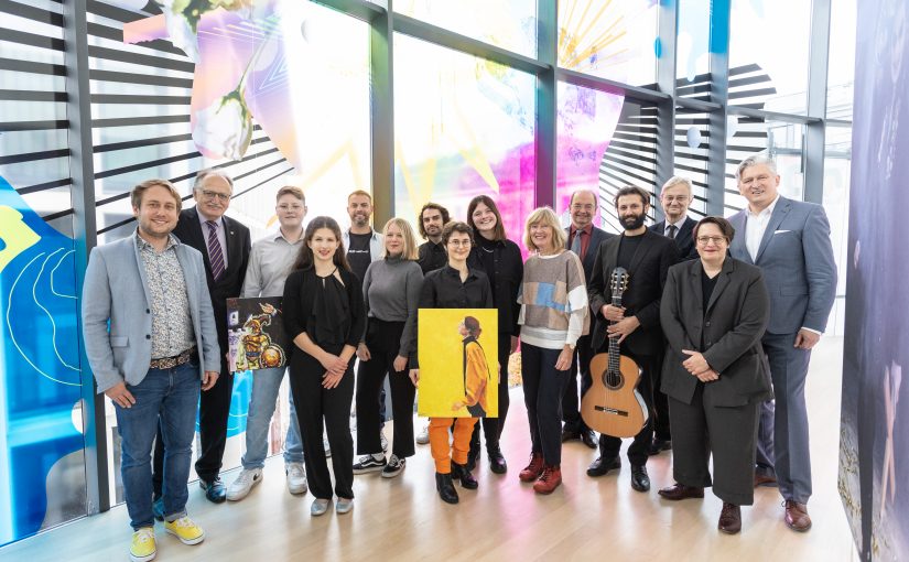 Die Protagonisten der feierlichen Matinee des Förderpreises Junge Kunst im Theater Paderborn (v.l.): Moderator Marvin Meinold, Dr. Ralf Becker, stellvertretender Kuratoriumsvorsitzender der Ver-bundVolksbank OWL Stiftung, Preisträger Elias Huber, Preisträge-rin Antonia Josephine Fischer, Jurymitglied Henning Marten Feil, Preisträgerin Antonia Justus, Jurymitglied Dominik Junker, die Preisträgerinnen Maya Martinova und Tina Alexa Schmidt, die Ju-rymitglieder Ann-Britta Dohle und Hans Hermann Jansen, Preisträ-ger Ozan Coşkun, die Jurymitglieder Joachim Thalmann und Dr. Sylvia Necker sowie Ansgar Käter, Vorstandsvorsitzender der Ver-bundVolksbank OWL Stiftung. (Foto: VerbundVolksbank OWL)