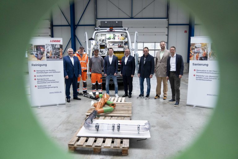 v.l. Marco Trienes (Geschäftsführer Wirtschaftsförderung Paderborn), Dennis Koch und Patrick vom Felde (Mitarbeiter Lobbe Kanaltechnik), Gustav Henrik Edelhoff (Geschäftsführer Lobbe Entsorgung), Bürgermeister Michael Dreier, Thomas Hoffmann (Geschäftsführer Lobbe Kanaltechnik), Dusty Weineck (Niederlassungsleitung Lobbe Kanaltechnik) und Marcell Wiese (Geschäftsführer Lobbe Entsorgung). (Foto: WFG/Tobias Vorwerk)