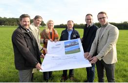 Das letzte Grundstück im Aurea-Gewerbepark ist vergeben: (v. l.) Marco Diethelm, Günter Kozlowski, Karin Rodeheger, Jens Michelis, Theo Mettenborg und Rheda-Wiedenbrücks Wirtschaftsförderer Sebastian Czoske blicken gemeinsam auf den Entwurf der Michelis Sondermaschinen GmbH & Co. KG für die geplante Bebauung, die im nächsten Jahr starten soll. (Foto: Stadt Rheda-Wiedenbrück)
