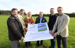 Das letzte Grundstück im Aurea-Gewerbepark ist vergeben: (v. l.) Marco Diethelm, Günter Kozlowski, Karin Rodeheger, Jens Michelis, Theo Mettenborg und Rheda-Wiedenbrücks Wirtschaftsförderer Sebastian Czoske blicken gemeinsam auf den Entwurf der Michelis Sondermaschinen GmbH & Co. KG für die geplante Bebauung, die im nächsten Jahr starten soll. (Foto: Stadt Rheda-Wiedenbrück)