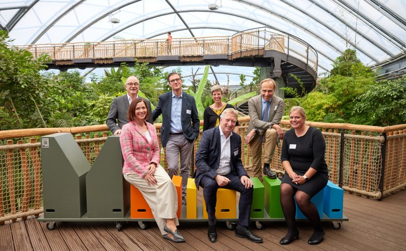 Freuen sich auf die Bewerbungen zum Innovationspreis Münsterland: v. l. Klaus Ehling (Vorstand Münsterland e.V.), Brigitte Vogt (Leiterin Marketing & Brand der Westenergie AG), Konrad Bartsch (Leiter Innovation & Digitalisierung bei der Provinzial sowie Geschäftsführer der Provinzial Dienstleistungsgesellschaft), Dr. Therese Kirsch (Pfadwechsel – Agentur für nachhaltigen Wandel), Frank Knura (Vorstandsvertreter und Leiter Firmenkunden Münster der Sparkasse Münsterland Ost), Dr. Ralf Utermöhlen (Geschäftsführer der Firmengruppe AGIMUS und Keynote-Speaker beim Innovationsforum) und Judith Luig (Leiterin Glasfaser bei der Stadtwerke Münster GmbH). Startschuss für den Innovationspreis 2023/2024 (Foto: Münsterland e.V./Philipp Fölting)