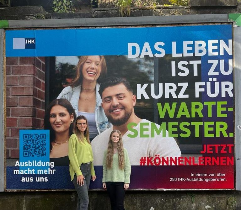 Auch in Lippe werben die Plakate für die duale Berufsausbildung und werden hier präsentiert von den Azubis der IHK Lippe (Foto: IHK Lippe)