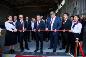 Feierliche Eröffnung der neuen Tochtergesellschaft in Kasachstan (mit Country Manager Yuriy Tsoy (3.v.l.) und Mile Mishevski, Sales Director East Europe, (7.v.l.) (Foto: Schmitz Cargobull)