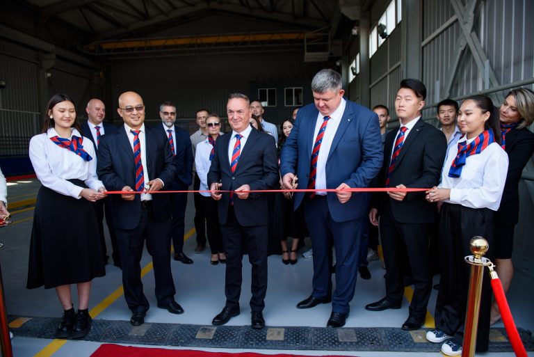 Feierliche Eröffnung der neuen Tochtergesellschaft in Kasachstan (mit Country Manager Yuriy Tsoy (3.v.l.) und Mile Mishevski, Sales Director East Europe, (7.v.l.) (Foto: Schmitz Cargobull)