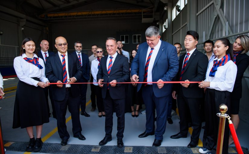 Feierliche Eröffnung der neuen Tochtergesellschaft in Kasachstan (mit Country Manager Yuriy Tsoy (3.v.l.) und Mile Mishevski, Sales Director East Europe, (7.v.l.) (Foto: Schmitz Cargobull)