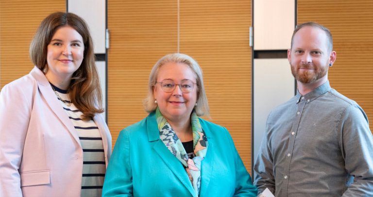 Das Team des Tagungsservice Osnabrück unterstützt Unternehmen, Verbände, Hochschulen und Interessensgruppen kostenfrei bei der Planung von Veranstaltungen in Stadt und Landkreis Osnabrück und bringt Organisatoren und regionale Dienstleister zusammen. Neu im Team ist Malte Findeklee. (v.l.n.r.: Katrin Krusch, Tagungsservice Osnabrück, Petra Rosenbach, Geschäftsführerin TOL, Malte Findeklee, Teamleiter Tagungsservice Osnabrück) (Foto: TOL, Angela von Brill)