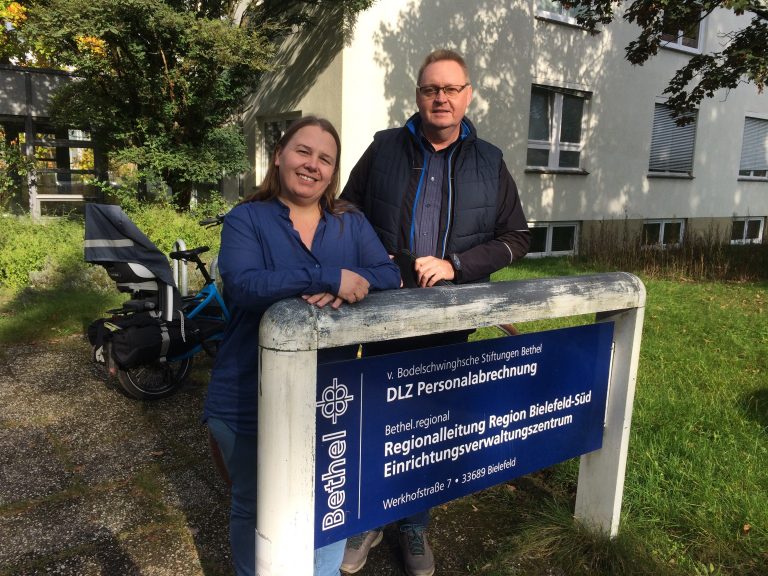 Umschülerin Janine Georgi (links), Arbeitsvermittler Viktor Banmann (rechts) (Foto: Tanja Liebke, Agentur für Arbeit Detmold)