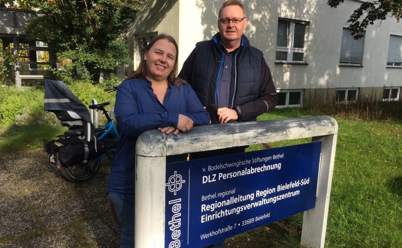 Umschülerin Janine Georgi (links), Arbeitsvermittler Viktor Banmann (rechts) (Foto: Tanja Liebke, Agentur für Arbeit Detmold)