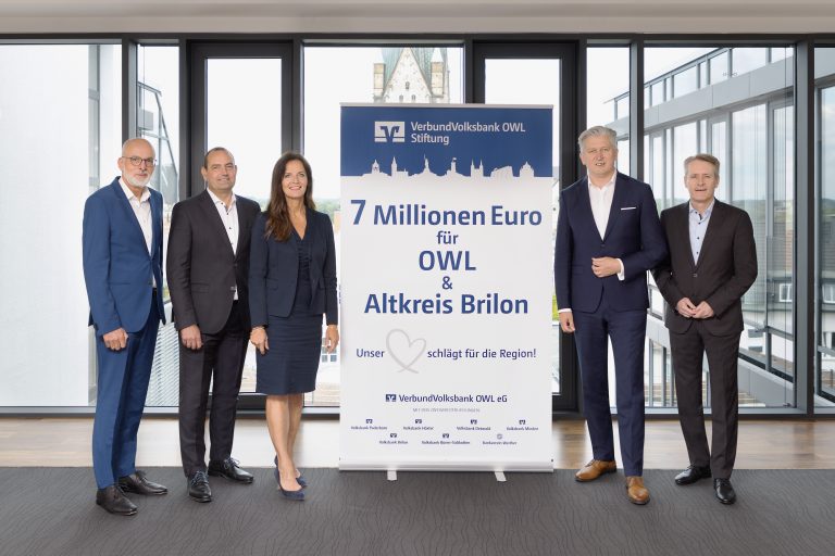 Die Geschäftsführung und der Vorstand der VerbundVolksbank OWL Stiftung (v.l.): Matthias Fresen, Thorsten Wolff, Ina Kreimer, Ansgar Käter und Frank Sievert (Foto: VerbundVolksbank OWL)