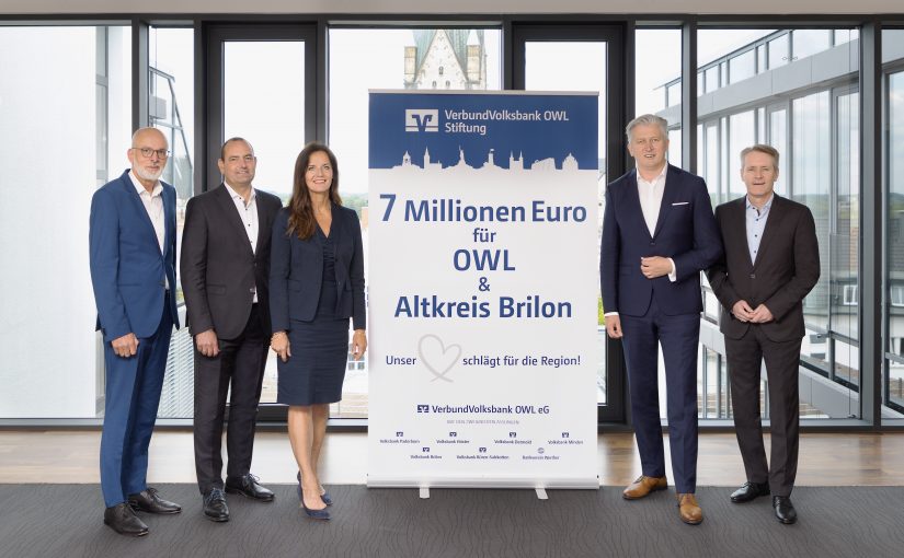 Die Geschäftsführung und der Vorstand der VerbundVolksbank OWL Stiftung (v.l.): Matthias Fresen, Thorsten Wolff, Ina Kreimer, Ansgar Käter und Frank Sievert (Foto: VerbundVolksbank OWL)