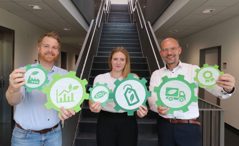 André Schulenberg und Imke Brockmann (WIGOS) sowie WIGOS-Geschäftsführer Peter Vahrenkamp (re.) stellten die Impulsberatung Nachhaltigkeit jetzt vor. (Foto: Eckhard Wiebrock)