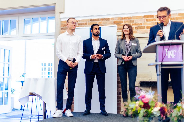 Die IPP-Stipendiaten und -Stipendiatin: v.l.: Julian Schmidt (Preisträger 2023), Afrem Eyyi (Preisträger 2022) und Malin Pohl (Preisträgerin 2022) werden von IHC-Präsident Eduard R. Dörrenberg geehrt. (Foto: IHC OWL e.V.)