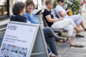 Ein Besuch von Hochschuleinrichtungen stellt für viele Menschen eine hohe Hürde dar. Deshalb suchen bei einer Science Bench Forschende die Gesellschaft an einem öffentlichen Ort auf. (Foto: HSBI)