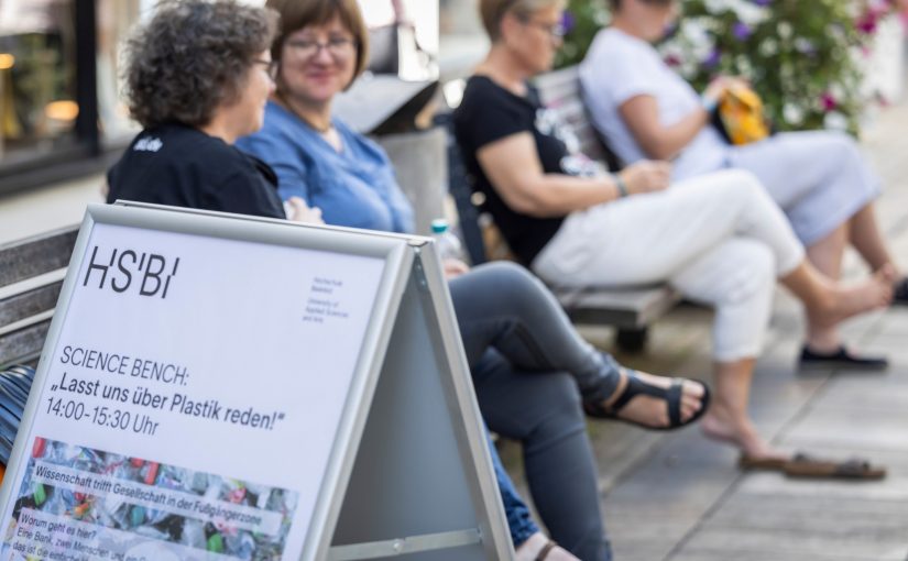 Ein Besuch von Hochschuleinrichtungen stellt für viele Menschen eine hohe Hürde dar. Deshalb suchen bei einer Science Bench Forschende die Gesellschaft an einem öffentlichen Ort auf. (Foto: HSBI)