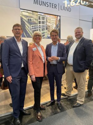 Kontakte und Gespräche auf der Expo Real in München am Münsterland-Stand mit (von links) mit Dr. Jochen Grütters (Industrie- und Handelskammer Nord Westfalen), Petra Michalczak-Hülsmann (gfw), Münsters Regierungspräsident Andreas Bothe und Enno Fuchs (Wirtschaftsförderung Münster). (Foto: gfw)