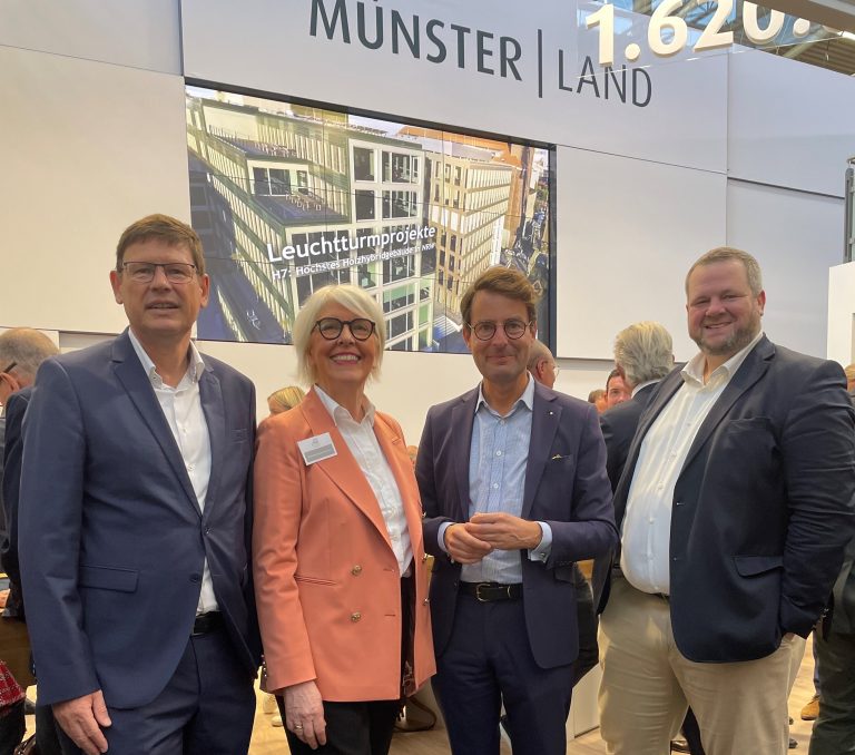 Kontakte und Gespräche auf der Expo Real in München am Münsterland-Stand mit (von links) mit Dr. Jochen Grütters (Industrie- und Handelskammer Nord Westfalen), Petra Michalczak-Hülsmann (gfw), Münsters Regierungspräsident Andreas Bothe und Enno Fuchs (Wirtschaftsförderung Münster). (Foto: gfw)