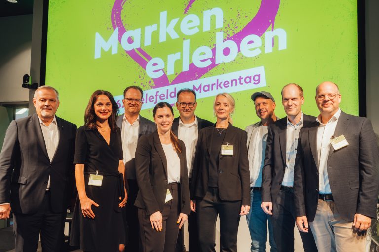 Gastgeber und Vortragende des diesjährigen Markentages: (v. l.) Andreas Engelhardt (Schüco), Kati Bölefahr (Bielefeld Marketing), Henning Meyer (Brandmeyer), Marisa Kotthaus und Martin Knabenreich (beide Bielefeld Marketing), Christiane Koßmann (Dr. Oetker), der Cartoonist Ralf Ruthe, Maximilian Wächter sowie Max Steuernagel (beide Dr. Oetker). (Foto: Bielefeld Marketing GmbH)