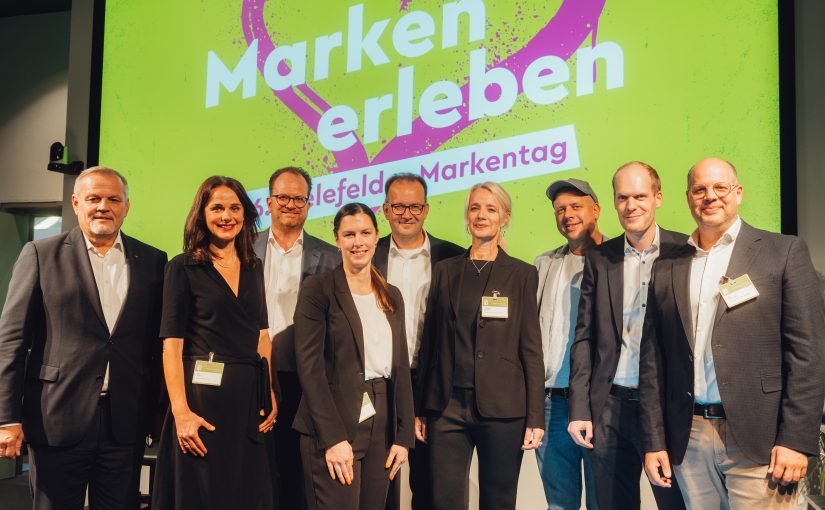 Gastgeber und Vortragende des diesjährigen Markentages: (v. l.) Andreas Engelhardt (Schüco), Kati Bölefahr (Bielefeld Marketing), Henning Meyer (Brandmeyer), Marisa Kotthaus und Martin Knabenreich (beide Bielefeld Marketing), Christiane Koßmann (Dr. Oetker), der Cartoonist Ralf Ruthe, Maximilian Wächter sowie Max Steuernagel (beide Dr. Oetker). (Foto: Bielefeld Marketing GmbH)