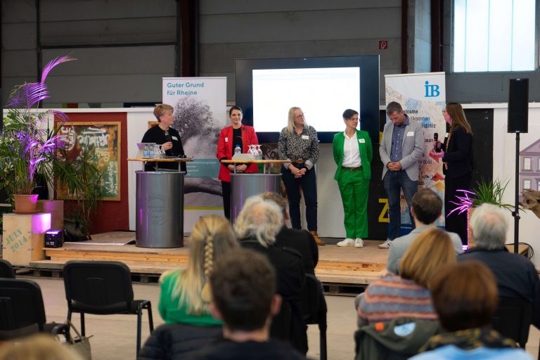 Meet & Eat - das Netzwerktreffen der EWG-Entwicklungs- und Wirtschaftsförderungsgesellschaft beim Internationalen Bund in Rheine. V.l.n.r. Moderatorin Bettina Thelen-Reloe, EWG für Rheine, Jenny Schulz, DWL Döcker und Partner mbH, Meike Singer, IB Rheine, Sigrid Düpjohann, Go Netzwerk Rheine, Markus Laurenz und Stefanie Peschke, beide Marktplatz Gesundheit und OGZ (Foto: EWG)