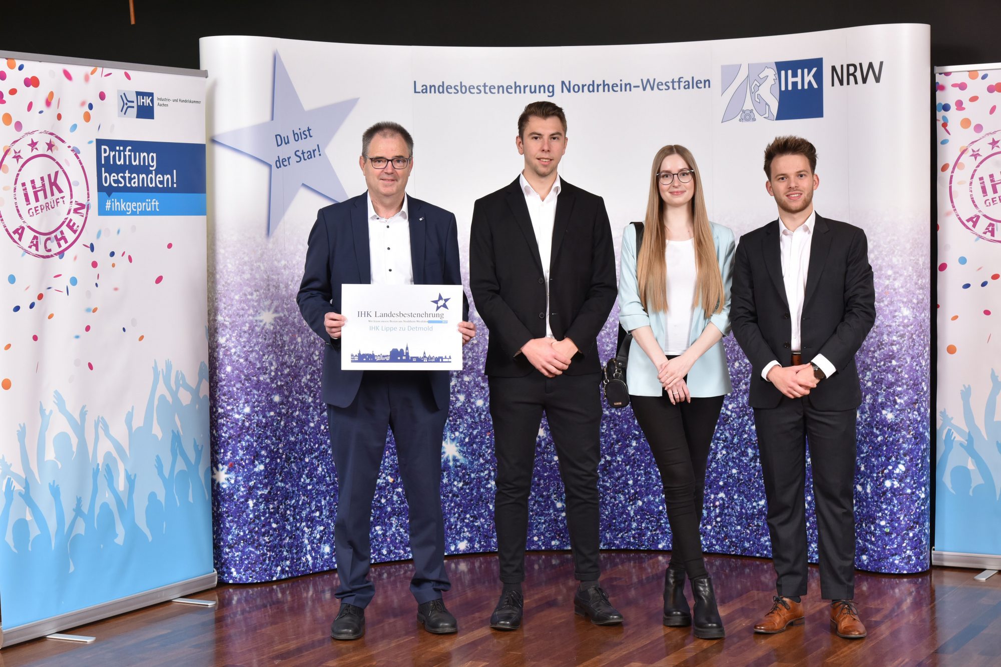 Sie gehören mit zu den Besten in NRW: Tim Tolkemitt, Janine David und Tobias Greimeier (v.r.n.l.) Ganz links im Bild: IHK-Bildungsgeschäftsführer Michael Wennemann (Foto: IHK Aachen / Heike Lachmann und Andreas Herrmann.)