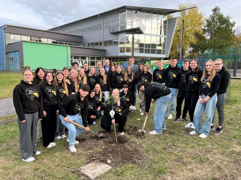 Die Abiturallee an der Gesamtschule Büren wächst: Der zweite Abiturjahrgang hat eine Wildbirne gepflanzt. (Foto: Stadt Büren)