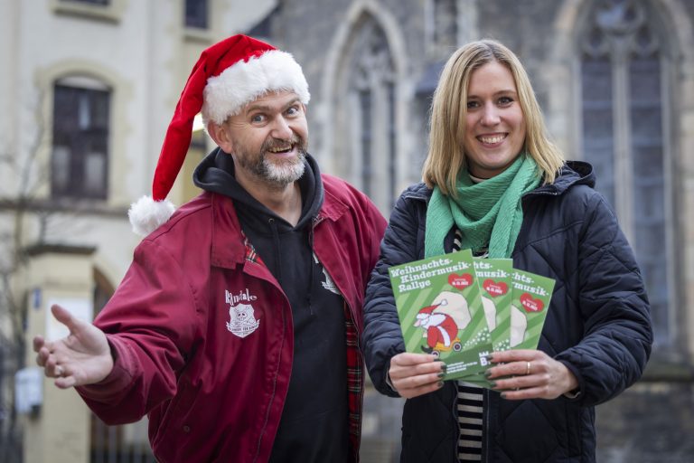 „Randale“-Sänger Jochen Vahle (Newtone) und Julia Lehmann (Bielefeld Marketing) freuen sich auf die Fan-Aktion für Bielefeld, die mit einer musikalischen Schnitzeljagd am 16. Dezember 2023 an neun Spielorten die Innenstadt belebt. (Foto: Bielefeld Marketing)