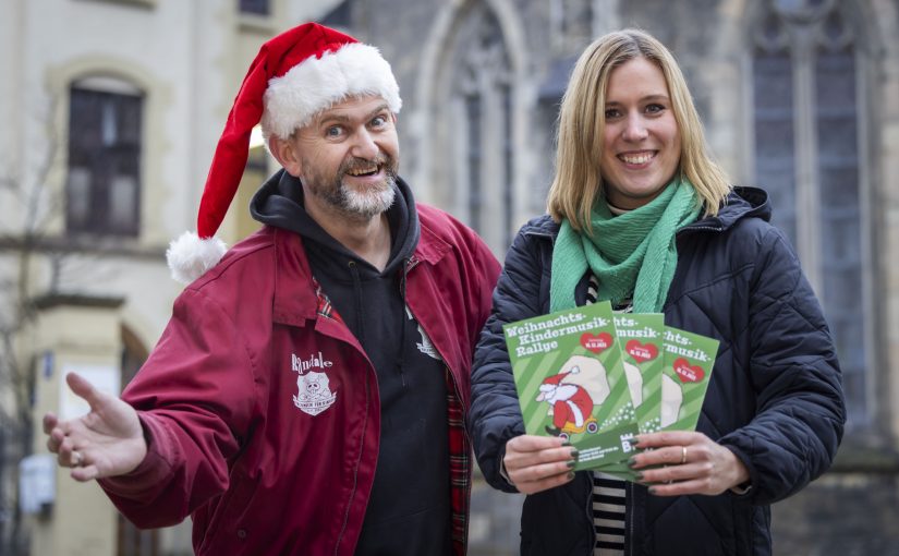 „Randale“-Sänger Jochen Vahle (Newtone) und Julia Lehmann (Bielefeld Marketing) freuen sich auf die Fan-Aktion für Bielefeld, die mit einer musikalischen Schnitzeljagd am 16. Dezember 2023 an neun Spielorten die Innenstadt belebt. (Foto: Bielefeld Marketing)