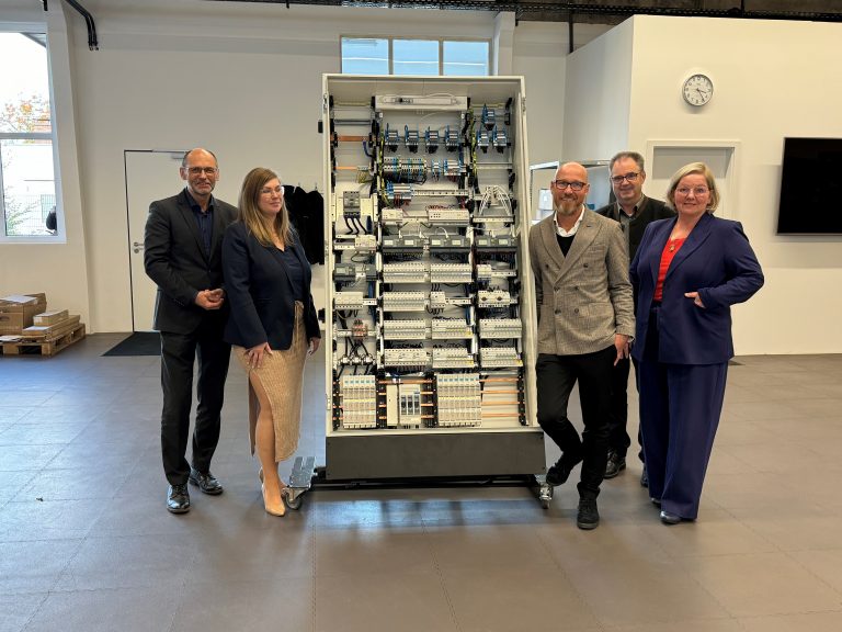 (von links): Rainer Radler, Sabine Gulfam, Christoph Fanenbruck; Michael Wennemann, Andrea Hegerbekermeier (Foto: Tanja Liebke, Agentur für Arbeit Detmold)