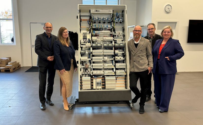 (von links): Rainer Radler, Sabine Gulfam, Christoph Fanenbruck; Michael Wennemann, Andrea Hegerbekermeier (Foto: Tanja Liebke, Agentur für Arbeit Detmold)