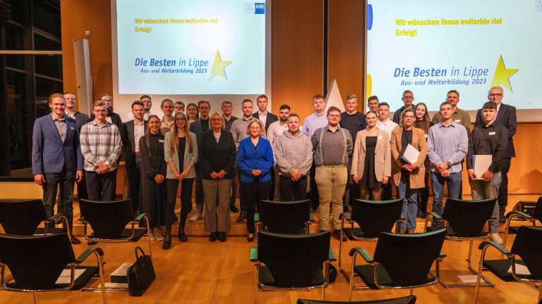 Die Besten der besten Absolvent:innen aus Lippe. IHK Hauptgeschäftsführerin Svenja Jochens (6. v. l. vorne). IHK Präsident Volker Steinbach (h. r.) (Bildquelle: IHK Lippe zu Detmold)
