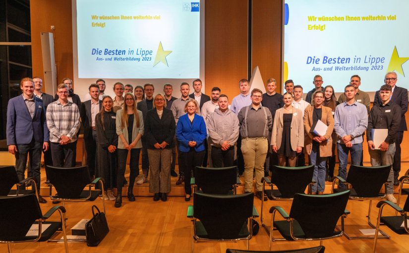 Die Besten der besten Absolvent:innen aus Lippe. IHK Hauptgeschäftsführerin Svenja Jochens (6. v. l. vorne). IHK Präsident Volker Steinbach (h. r.) (Bildquelle: IHK Lippe zu Detmold)