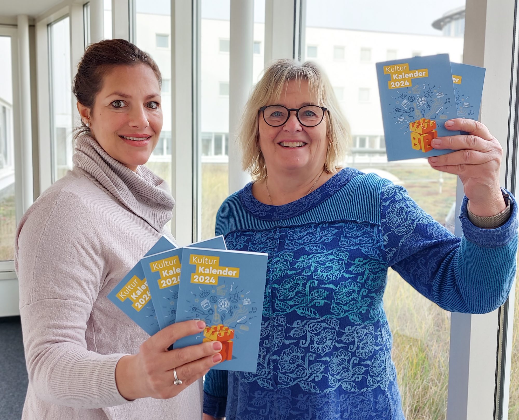 Nina Oesterreich (l., Kulturamt Bielefeld) und Marianne Weiß (Bielefeld Marketing) haben 7.500 „Bielefelder Kulturkalender 2024“ mit mehr als 300 Terminen fürs nächste Jahr drucken lassen. (Foto: Bielefeld Marketing)