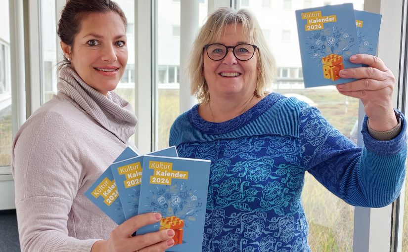 Nina Oesterreich (l., Kulturamt Bielefeld) und Marianne Weiß (Bielefeld Marketing) haben 7.500 „Bielefelder Kulturkalender 2024“ mit mehr als 300 Terminen fürs nächste Jahr drucken lassen. (Foto: Bielefeld Marketing)