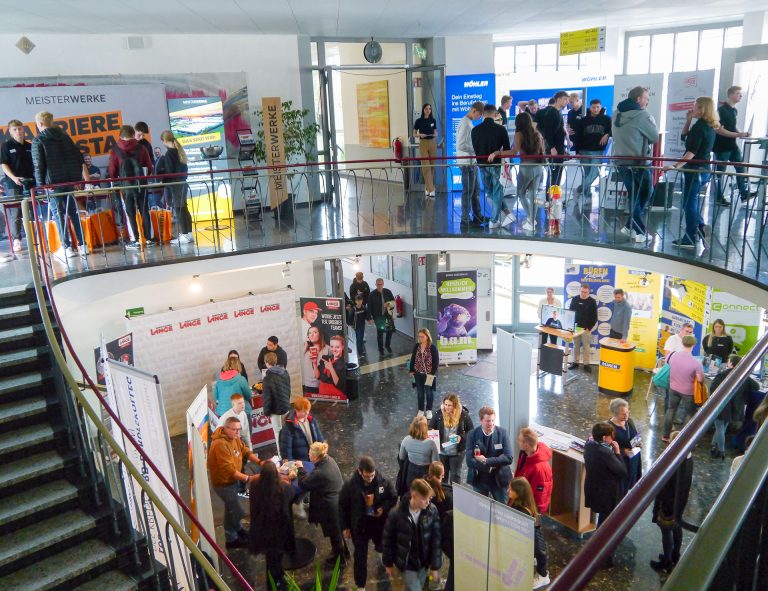 Die diesjährige Bürener Ausbildungsmesse im Ludwig-Erhard-Berufskolleg lockte wieder viele Besucherinnen und Besucher an, die in die vielfältigen Möglichkeiten der Berufswelt eintauchten. (Foto: CAT marketing GmbH)