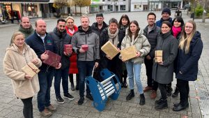Von links: Annika Stich (Antoniewitz Hausverwaltung), Simon Bavinck (Driver Center Simon Bavinck), Matthias Ebnet (Marktkauf Richard Hesse), Jakob Aktan (Benni’s Mobile Store), Anke Hammerström (Wirtschaftsförderung Büren), Felix Schäfers (Lüke Elektro Technik Solar GmbH), Achim Lenniger (Lennigers Leckerbissen), Maria Lues (Modehaus Schlüter-Eickel), Christa Kaiser („der Kinderladen“), Ramona Krauß (beiEVA Concept Store), Alexander Menke (Stadtmarketing Büren), Jörg Simon (Salms Hof Naturkost), Elke Schmidt-Kappmeier (Bürener Reisewelt GmbH), Katharina Janikowski (KaMi Boutique) und Carolin Marx (Bickhardt Bau SE). (Foto: Stadt Büren)
