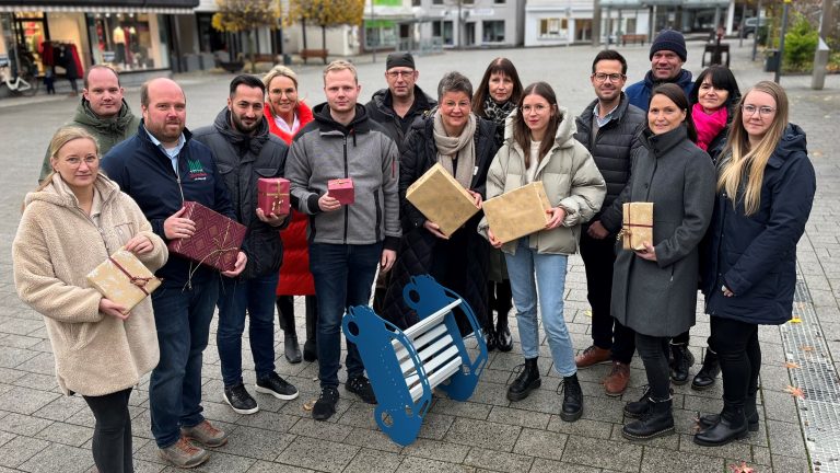 Von links: Annika Stich (Antoniewitz Hausverwaltung), Simon Bavinck (Driver Center Simon Bavinck), Matthias Ebnet (Marktkauf Richard Hesse), Jakob Aktan (Benni’s Mobile Store), Anke Hammerström (Wirtschaftsförderung Büren), Felix Schäfers (Lüke Elektro Technik Solar GmbH), Achim Lenniger (Lennigers Leckerbissen), Maria Lues (Modehaus Schlüter-Eickel), Christa Kaiser („der Kinderladen“), Ramona Krauß (beiEVA Concept Store), Alexander Menke (Stadtmarketing Büren), Jörg Simon (Salms Hof Naturkost), Elke Schmidt-Kappmeier (Bürener Reisewelt GmbH), Katharina Janikowski (KaMi Boutique) und Carolin Marx (Bickhardt Bau SE). (Foto: Stadt Büren)