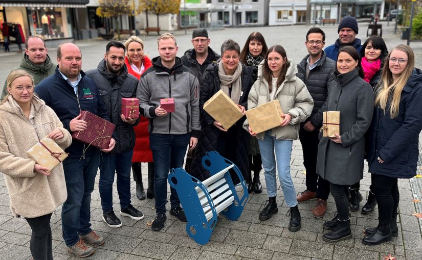 Von links: Annika Stich (Antoniewitz Hausverwaltung), Simon Bavinck (Driver Center Simon Bavinck), Matthias Ebnet (Marktkauf Richard Hesse), Jakob Aktan (Benni’s Mobile Store), Anke Hammerström (Wirtschaftsförderung Büren), Felix Schäfers (Lüke Elektro Technik Solar GmbH), Achim Lenniger (Lennigers Leckerbissen), Maria Lues (Modehaus Schlüter-Eickel), Christa Kaiser („der Kinderladen“), Ramona Krauß (beiEVA Concept Store), Alexander Menke (Stadtmarketing Büren), Jörg Simon (Salms Hof Naturkost), Elke Schmidt-Kappmeier (Bürener Reisewelt GmbH), Katharina Janikowski (KaMi Boutique) und Carolin Marx (Bickhardt Bau SE). (Foto: Stadt Büren)