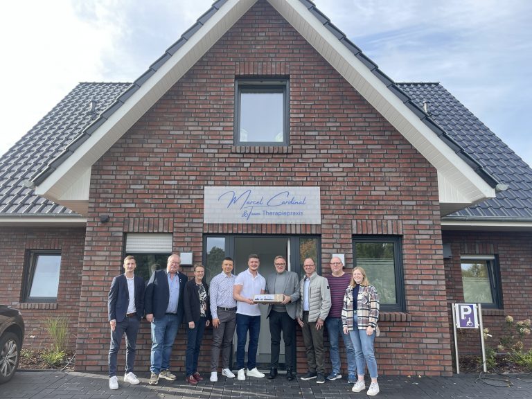 (v.l.) Jonas Berger (Wirtschaftsförderung), Stefan Wittler (Stellvertretender Vorsitzender des Wirtschafts- und Grundstücksausschusses), Ortsbürgermeisterin Katharina Mehring, René und Marcel Cardinal, Ludger Tieke (Fachbereichsleiter Wirtschaftsförderung und Liegenschaften), Stellvertretender Ortsbürgermeister Matthias Janning, Dirk Meyer und Sandra Gossling vom Ortsrat Holthausen-Biene (Foto: Stadt Lingen)