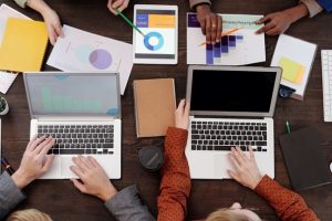 (Quelle: https://www.pexels.com/de-de/foto/marketing-arbeiten-sitzung-bildschirm-6476258/)
