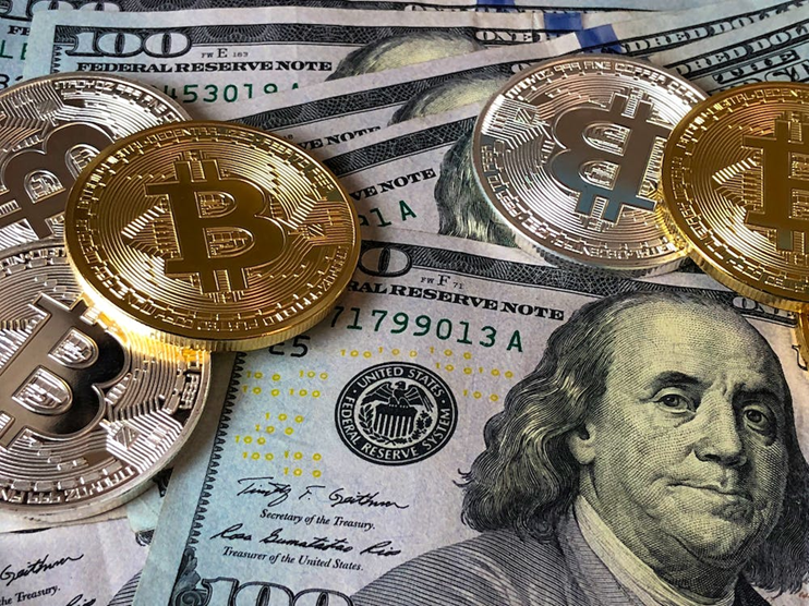 (https://www.pexels.com/de-de/foto/bitcoins-und-us-dollar-rechnungen-730547/)