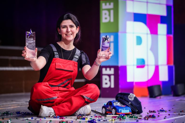 Aysel Ahadova holt den internationalen FameLab-Titel erstmals nach Deutschland. Das Foto zeigt sie nach ihrem Gewinn des Deutschlandfinales in Bielefeld im vergangenen Mai. (Foto: Sarah Jonek)