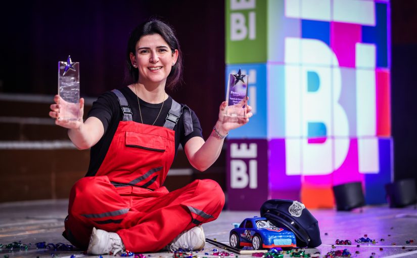 Aysel Ahadova holt den internationalen FameLab-Titel erstmals nach Deutschland. Das Foto zeigt sie nach ihrem Gewinn des Deutschlandfinales in Bielefeld im vergangenen Mai. (Foto: Sarah Jonek)