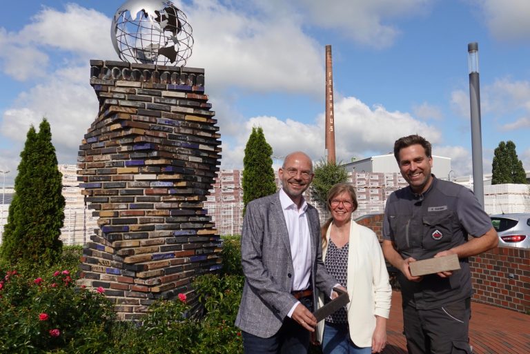 WIGOS-Geschäftsführer Peter Vahrenkamp (li.) und Andrea Frosch vom WIGOS-UnternehmensService informierten sich bei Betriebsleiter Alexander Schröder über die „Energiewende“ bei Feldhaus Klinker und Riemchen, dem Baustoff der Zukunft. (Foto: Sandra Joachim-Meyer )