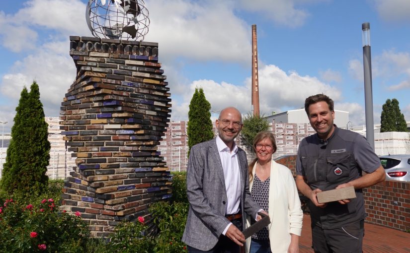 WIGOS-Geschäftsführer Peter Vahrenkamp (li.) und Andrea Frosch vom WIGOS-UnternehmensService informierten sich bei Betriebsleiter Alexander Schröder über die „Energiewende“ bei Feldhaus Klinker und Riemchen, dem Baustoff der Zukunft. (Foto: Sandra Joachim-Meyer )