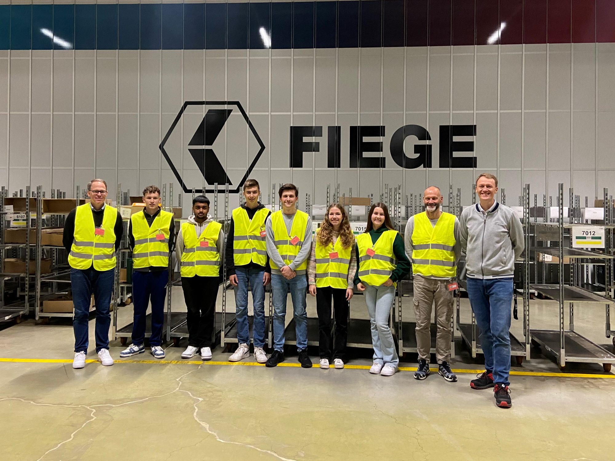 Zu Besuch im Fiege-Logistikzentrum in Reckenfeld: die Schülerinnen und Schüler des Projektkurses „Geld und Finanzen“ am Gymnasium Augustinianum in Greven. (Foto: Fiege)