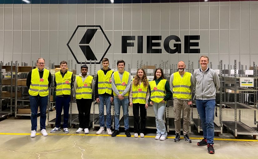 Zu Besuch im Fiege-Logistikzentrum in Reckenfeld: die Schülerinnen und Schüler des Projektkurses „Geld und Finanzen“ am Gymnasium Augustinianum in Greven. (Foto: Fiege)