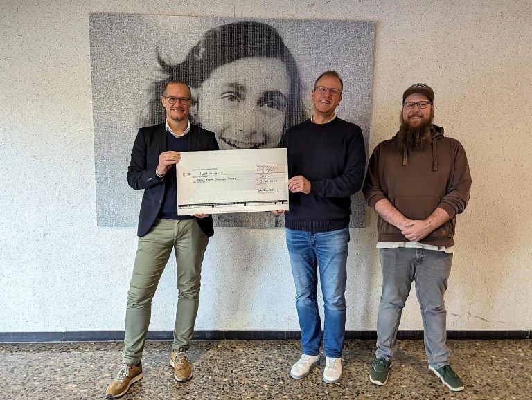 Die wichtigste Mahlzeit des Tages: Dominik Carstensen (r.), Sozialarbeiter an der Anne-Frank-Schule, und Andreas Sornig (m.), Schulleiter der Anne-Frank-Realschule, nahmen die Spende der Josef Fiege Stiftung von Kai Alfermann (l.) entgegen. (Foto: Fiege)