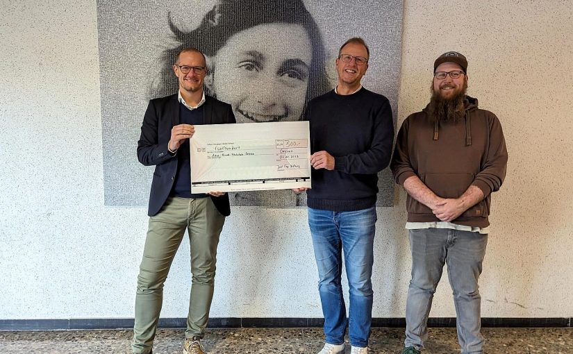 Die wichtigste Mahlzeit des Tages: Dominik Carstensen (r.), Sozialarbeiter an der Anne-Frank-Schule, und Andreas Sornig (m.), Schulleiter der Anne-Frank-Realschule, nahmen die Spende der Josef Fiege Stiftung von Kai Alfermann (l.) entgegen. (Foto: Fiege)