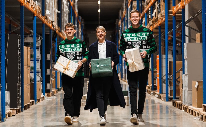 Verschenken Überraschungsmomente in der Vorweihnachtszeit: Die Preußen-Kicker Thorben Deters (l.) und Gerrit Wegkamp (r.) sowie Sarah Schimmelpfennig, Executive Director Marketing & Communications bei Preußen-Hauptsponsor Fiege. (Foto: SC Preußen Münster/Fiege)