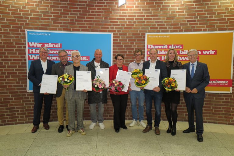 Präsident Hans Hund (r.) und Hauptgeschäftsführer Thomas Banasiewicz (l.) gratulierten den HWK-Jubilaren (v. l.) Dr. Frank Kühn-Gerhard, Jan Eisermann, Uwe Peter, Claudia Spangenberg-Kintrup, Michael Overbeck, Rainer Schulze-Kolthoff und Sandra Mildenberger. (Foto: HWK Münster)